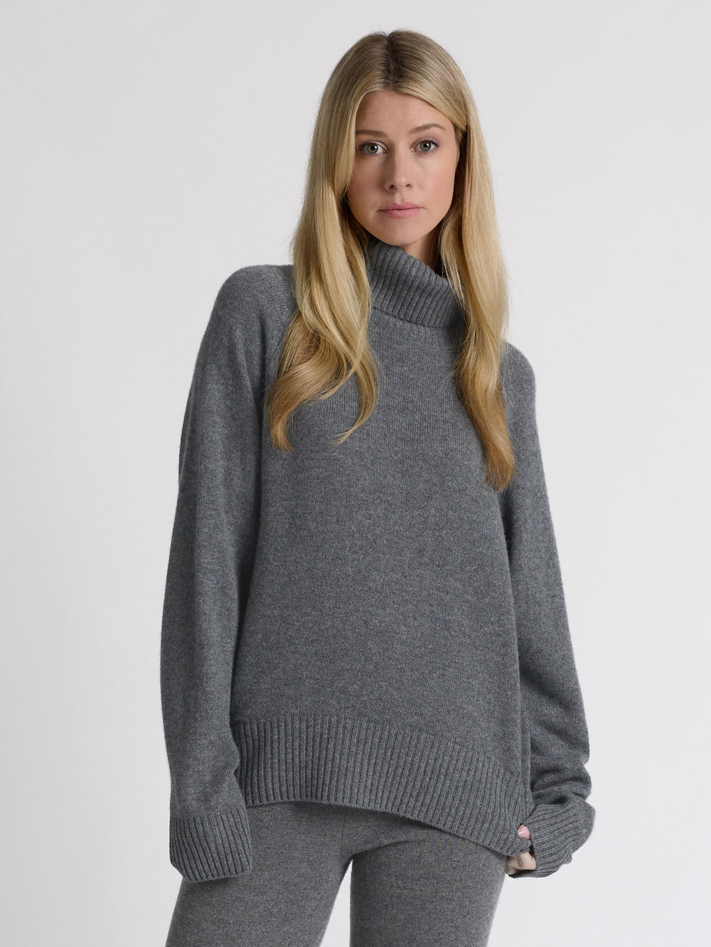 Høyhalset kashmirgenser "Milano" i 100% ren kasjmirull. Norsk design fra Kashmina. Farge: Dark Grey.