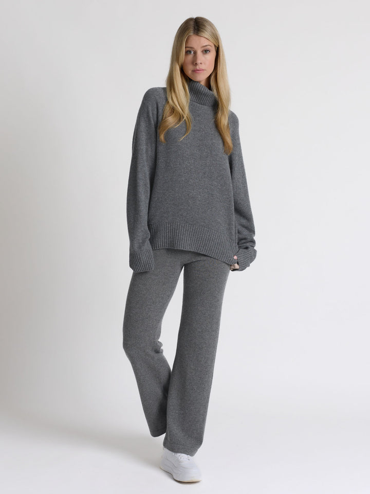 Høyhalset kashmirgenser "Milano" i 100% ren kasjmirull. Norsk design fra Kashmina. Farge: Dark Grey.