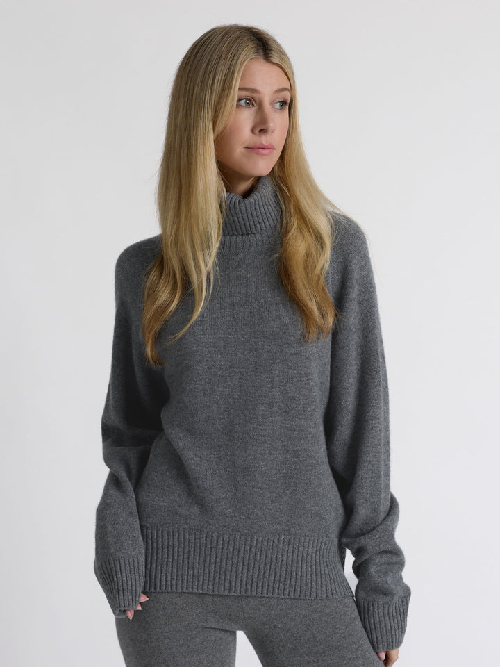 Høyhalset kashmirgenser "Milano" i 100% ren kasjmirull. Norsk design fra Kashmina. Farge: Dark Grey.