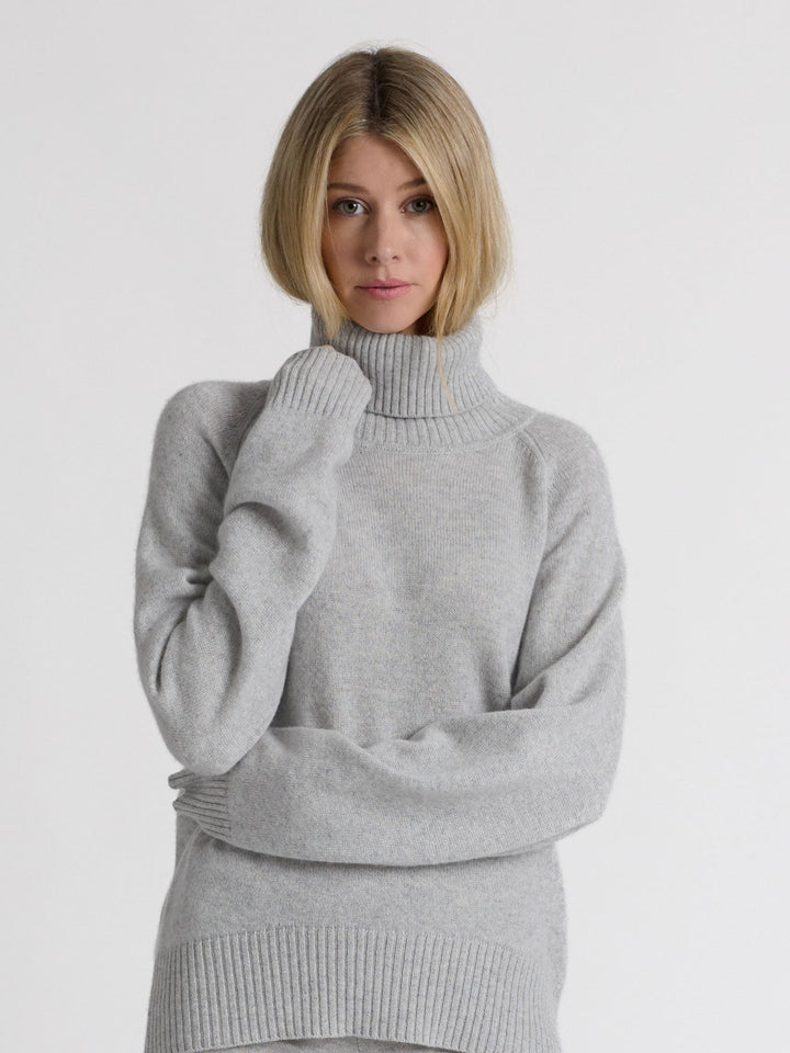 Høyhalset tykk kashmirgenser milano i 100% kashmir fra Kashmina, lys grå. Norsk design.