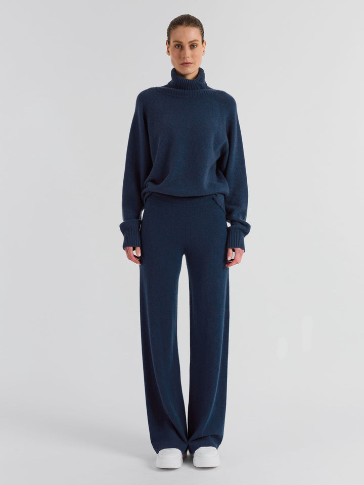 Høyhalset tykk kashmirgenser "Milano" i 100% ren cashmere. Norsk design fra Kashmina. Farge; Mountain blue.