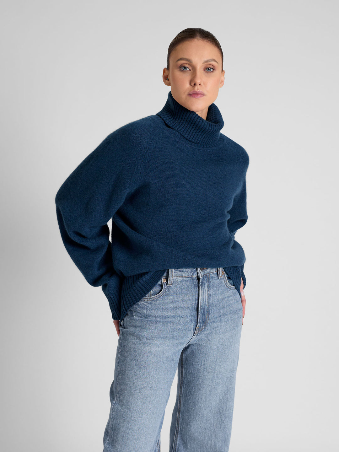 Høyhalset tykk kashmirgenser "Milano" i 100% ren cashmere. Norsk design fra Kashmina. Farge; Mountain blue.