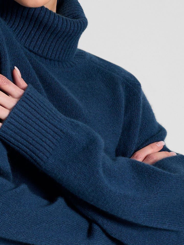 Høyhalset tykk kashmirgenser "Milano" i 100% ren cashmere. Norsk design fra Kashmina. Farge; Mountain blue.