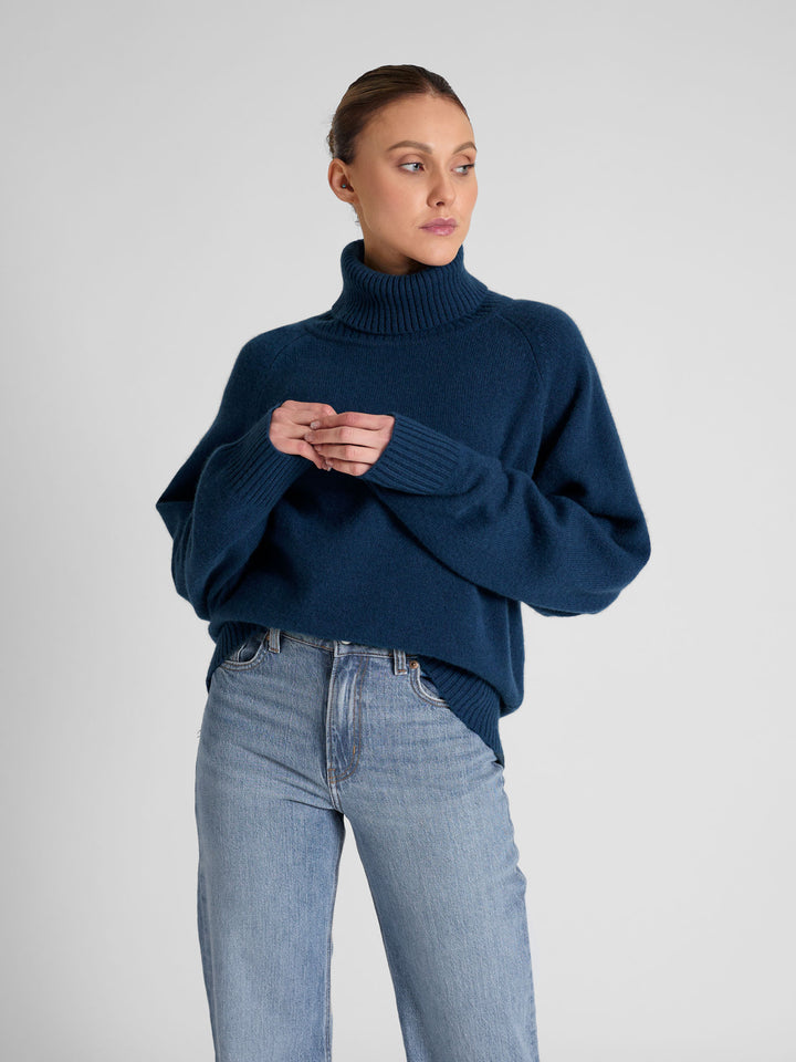 Høyhalset tykk kashmirgenser "Milano" i 100% ren cashmere. Norsk design fra Kashmina. Farge; Mountain blue.