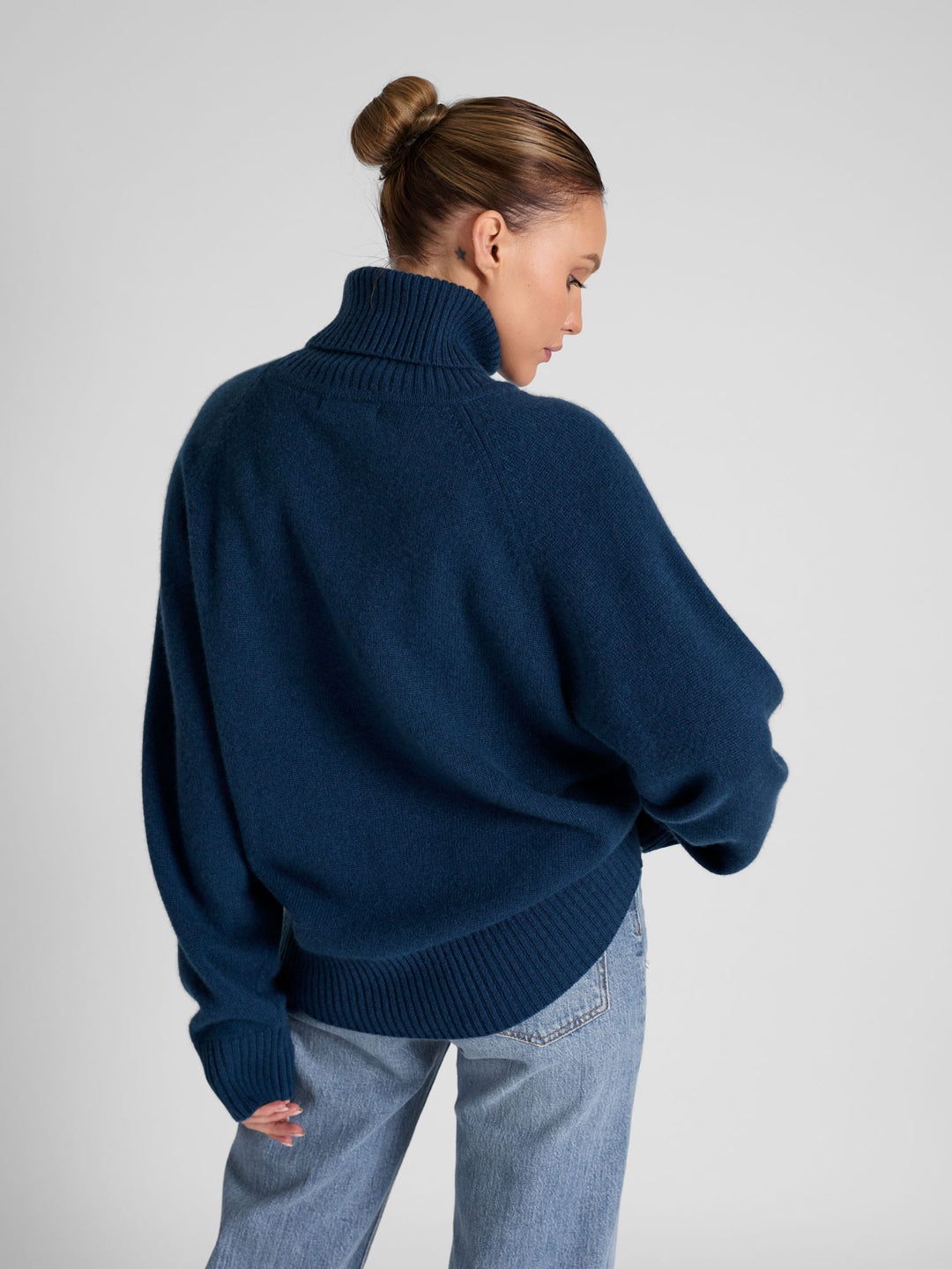Høyhalset tykk kashmirgenser "Milano" i 100% ren cashmere. Norsk design fra Kashmina. Farge; Mountain blue.