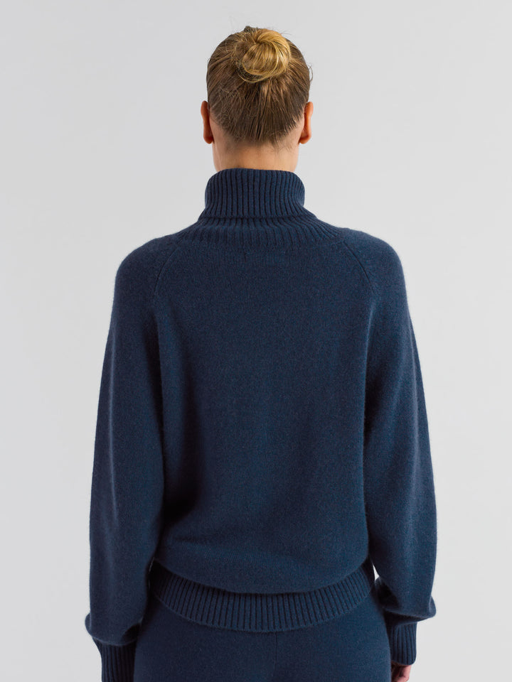 Høyhalset tykk kashmirgenser "Milano" i 100% ren cashmere. Norsk design fra Kashmina. Farge; Mountain blue.