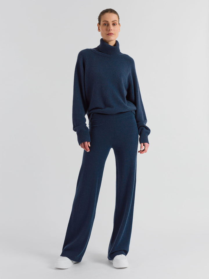 Høyhalset tykk kashmirgenser "Milano" i 100% ren cashmere. Norsk design fra Kashmina. Farge; Mountain blue.