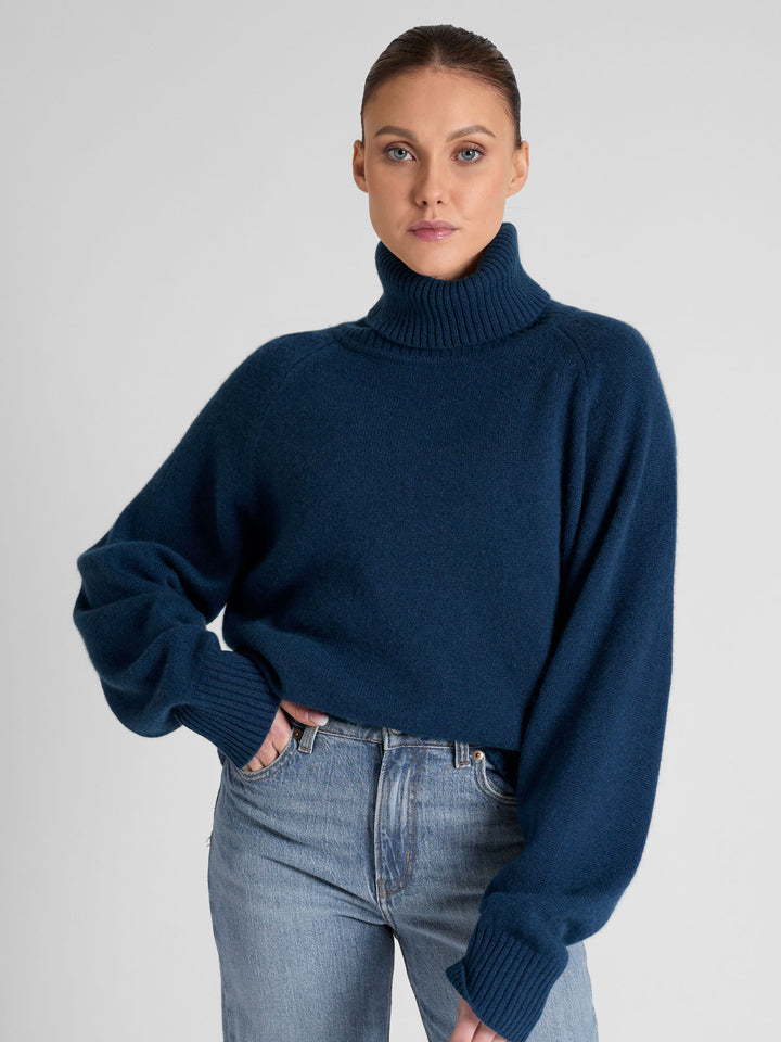 Høyhalset tykk kashmirgenser "Milano" i 100% ren cashmere. Norsk design fra Kashmina. Farge; Mountain blue.