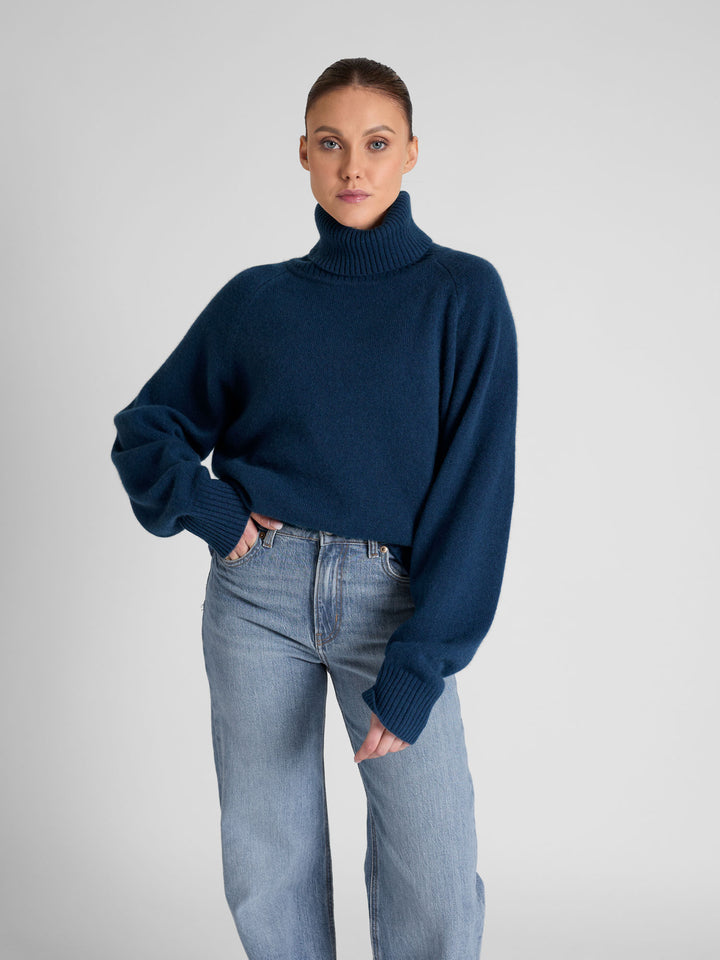Høyhalset tykk kashmirgenser "Milano" i 100% ren cashmere. Norsk design fra Kashmina. Farge; Mountain blue.