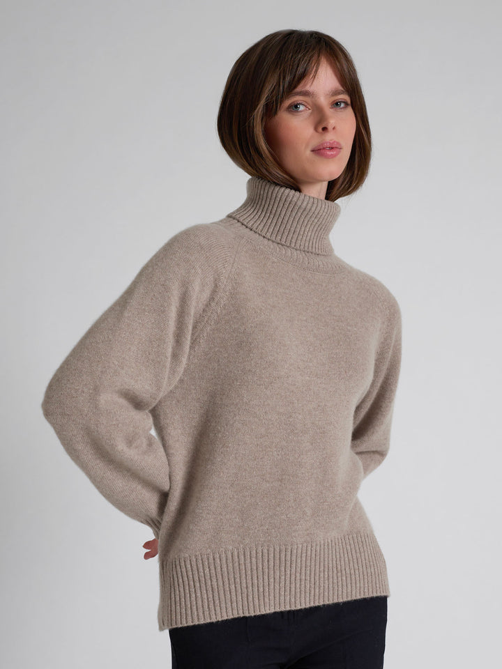 Høyhalset tykk kashmirgenser "Milano" i 100% ren cashmere. Norsk desgn fra Kashmina. Farge: Toast.