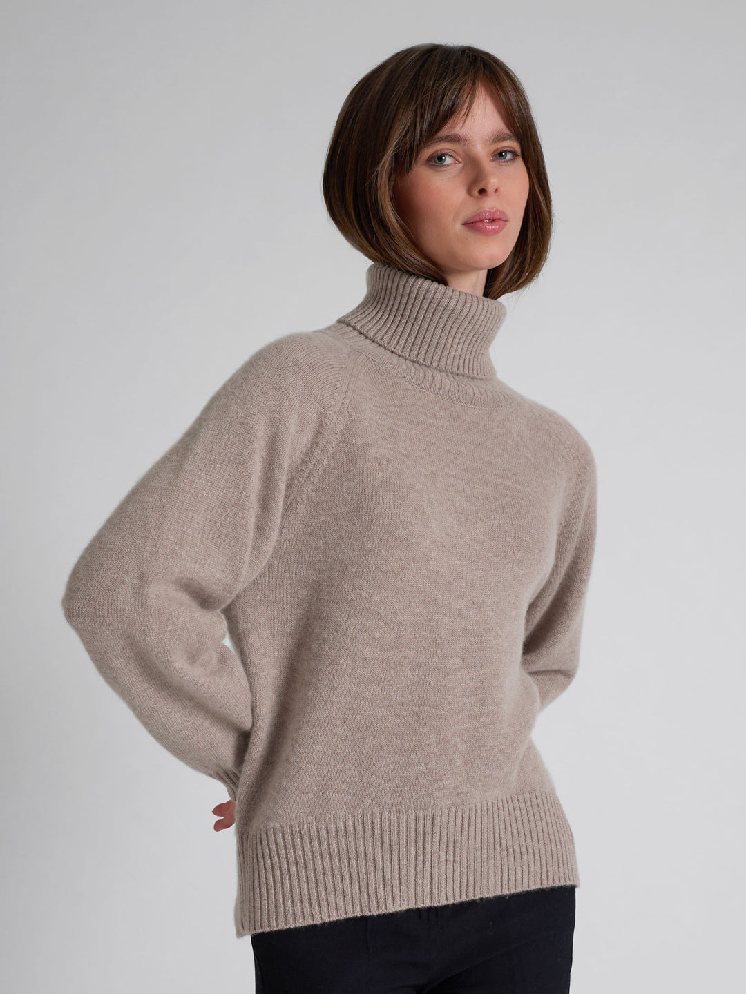 Høyhalset tykk kashmirgenser "Milano" i 100% ren cashmere. Norsk desgn fra Kashmina. Farge: Toast.