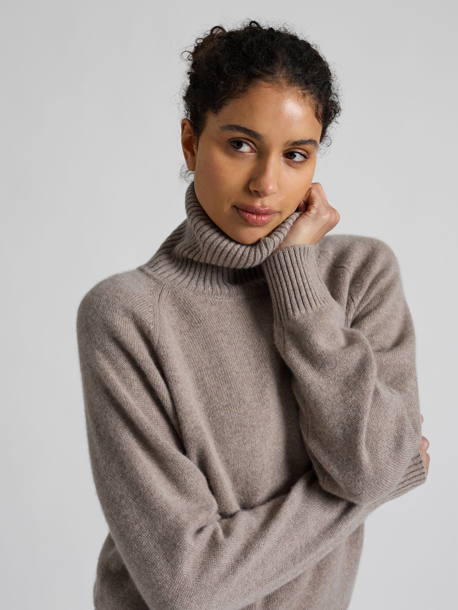 Høyhalset tykk kashmirgenser "Milano" i 100% ren cashmere. Norsk desgn fra Kashmina. Farge: Toast.