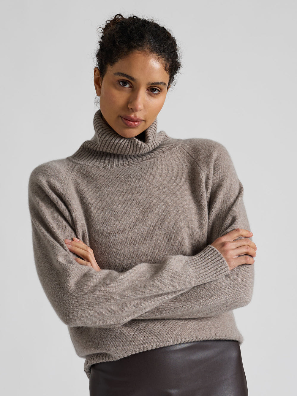 Høyhalset tykk kashmirgenser "Milano" i 100% ren cashmere. Norsk desgn fra Kashmina. Farge: Toast.