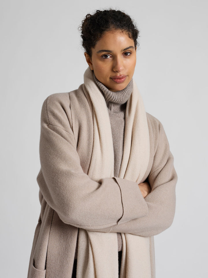 Høyhalset tykk kashmirgenser "Milano" i 100% ren cashmere. Norsk desgn fra Kashmina. Farge: Toast.