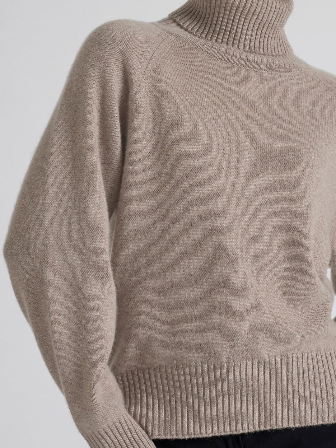 Høyhalset tykk kashmirgenser "Milano" i 100% ren cashmere. Norsk desgn fra Kashmina. Farge: Toast.