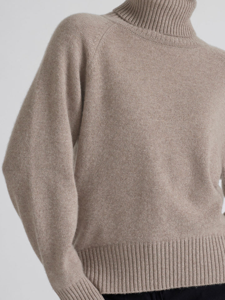 Høyhalset tykk kashmirgenser "Milano" i 100% ren cashmere. Norsk desgn fra Kashmina. Farge: Toast.