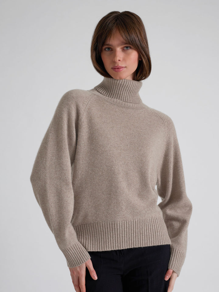 Høyhalset tykk kashmirgenser "Milano" i 100% ren cashmere. Norsk desgn fra Kashmina. Farge: Toast.