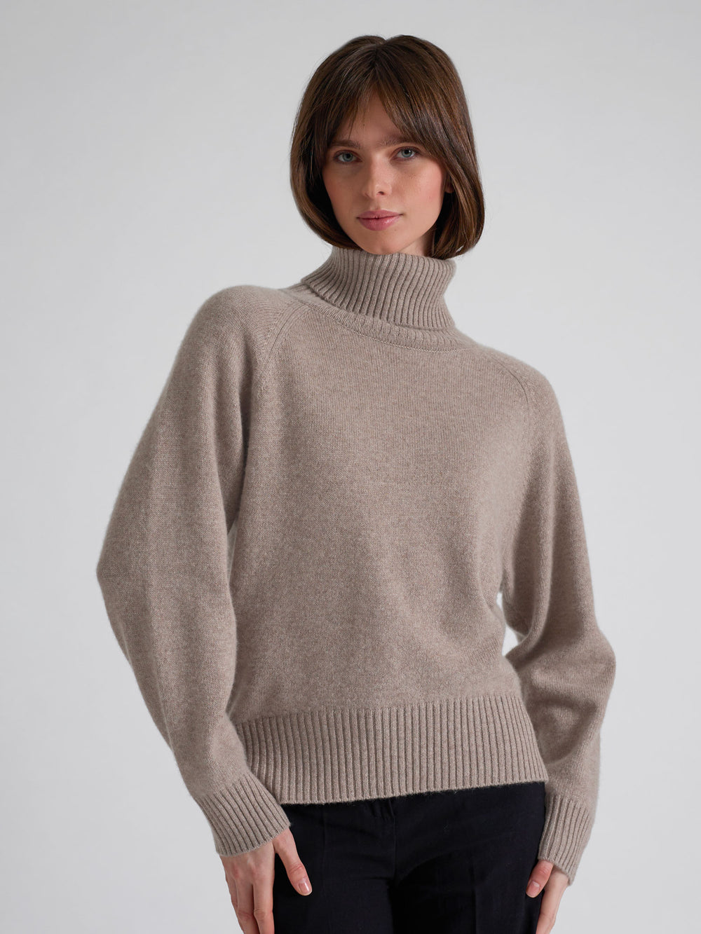 Høyhalset tykk kashmirgenser "Milano" i 100% ren cashmere. Norsk desgn fra Kashmina. Farge: Toast.