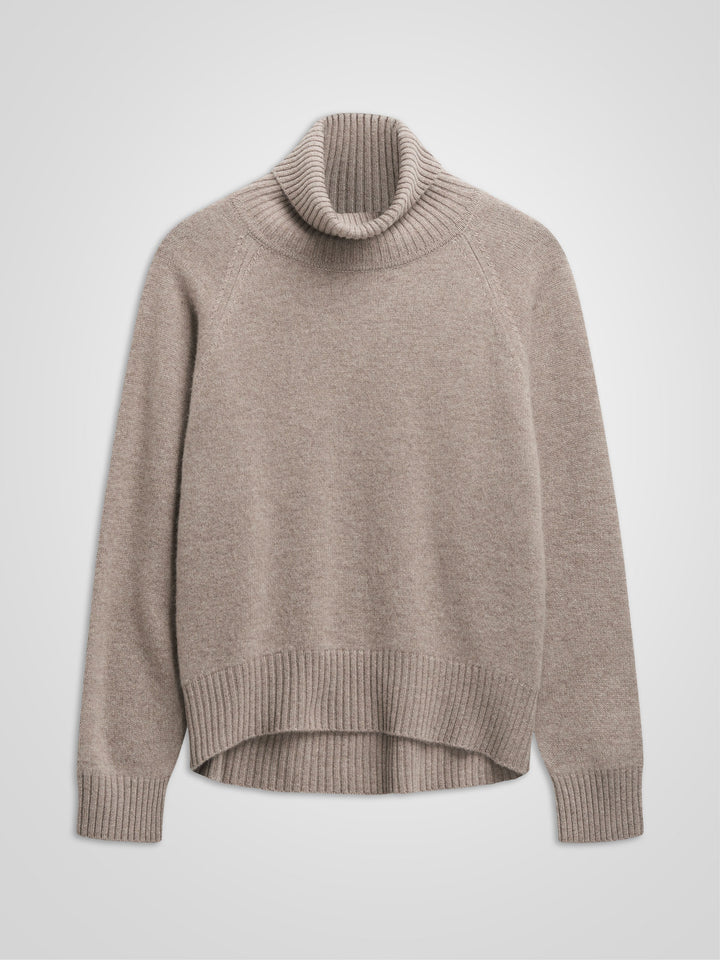 Høyhalset kashmirgenser "milano" 100% ren kashmir. Norsk design fra Kashmina. Farge: Toast.