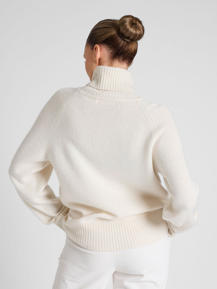 Kashmina høyhalset kashmirgenser "Milano" i 100% ren kashmirull. Norsk design fra Kashmina. Farge: Hvit.