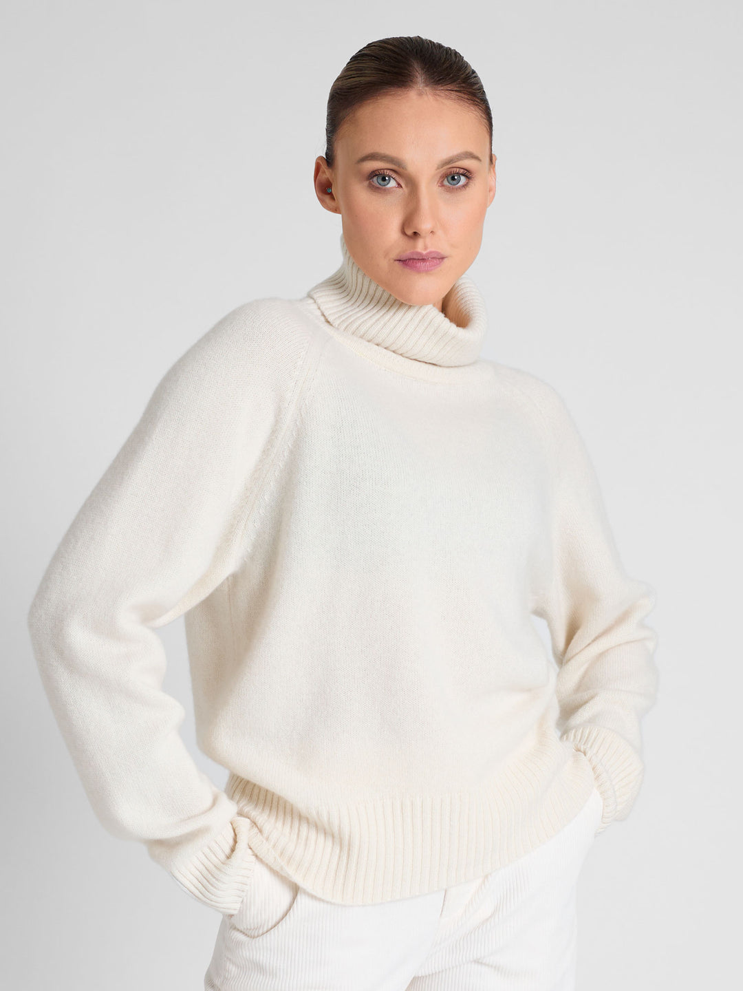 Kashmina høyhalset kashmirgenser "Milano" i 00% ren kashmirull. Norsk design fra Kashmina. Farge: Hvit.