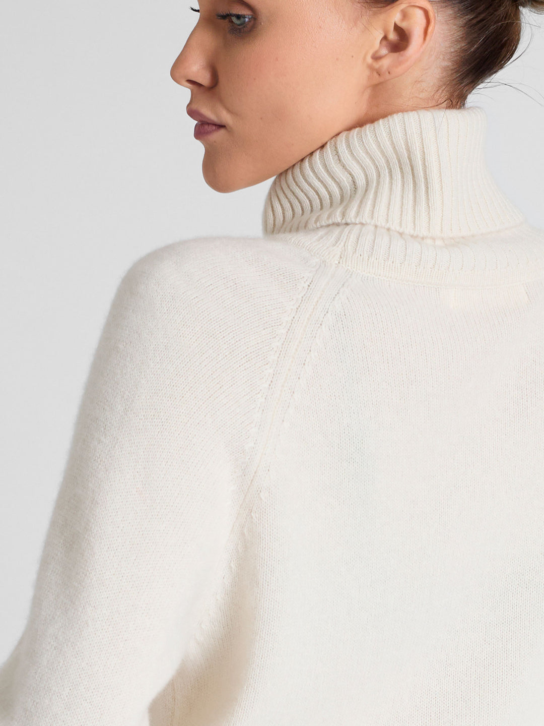 Kashmina høyhalset kashmirgenser "Milano" i 100% ren kashmirull. Norsk design fra Kashmina. Farge: Hvit.