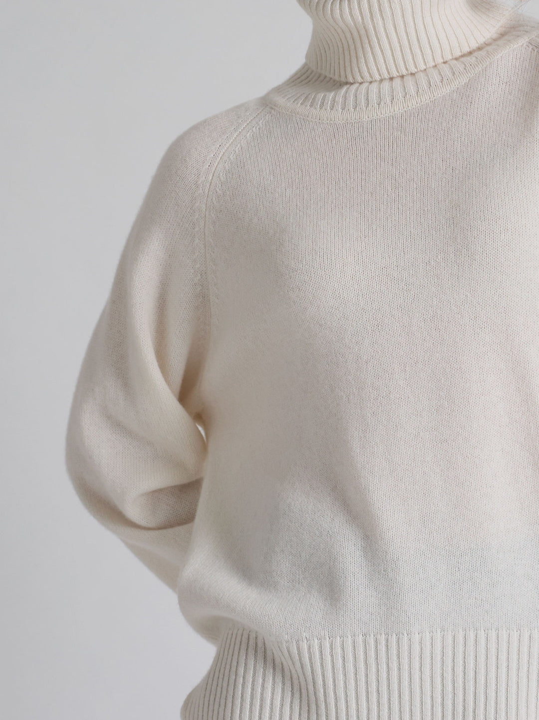 Kashmina høyhalset kashmirgenser "Milano" i 100% ren kashmirull. Norsk design fra Kashmina. Farge: Hvit.