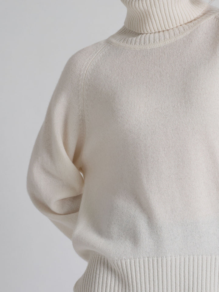 Kashmina høyhalset kashmirgenser "Milano" i 100% ren kashmirull. Norsk design fra Kashmina. Farge: Hvit.
