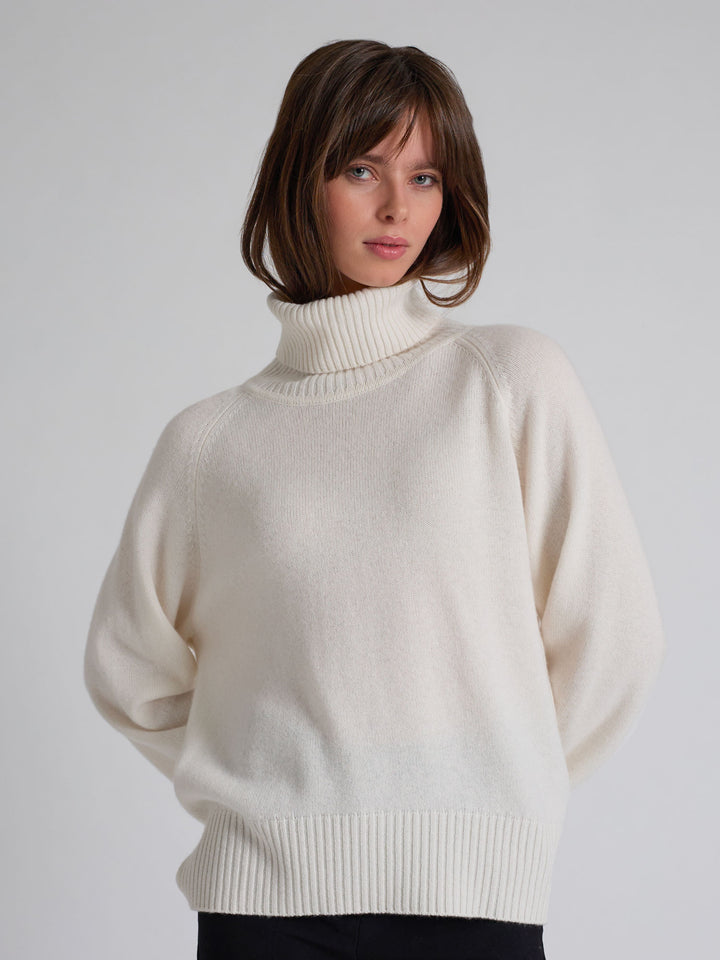 Kashmina høyhalset kashmirgenser "Milano" i 100% ren kashmirull. Norsk design fra Kashmina. Farge: Hvit.