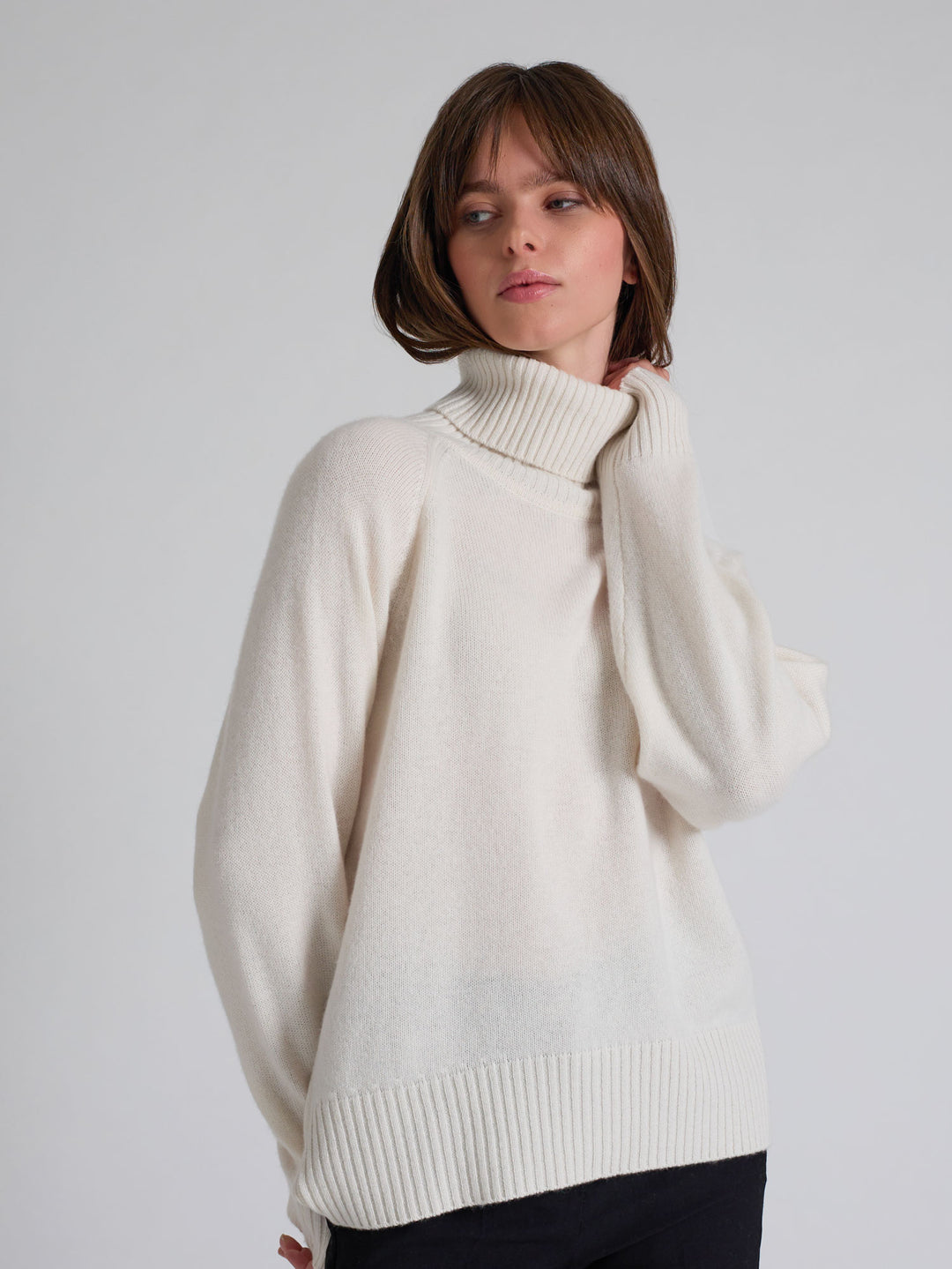 Kashmina høyhalset kashmirgenser "Milano" i 100% ren kashmirull. Norsk design fra Kashmina. Farge: Hvit.