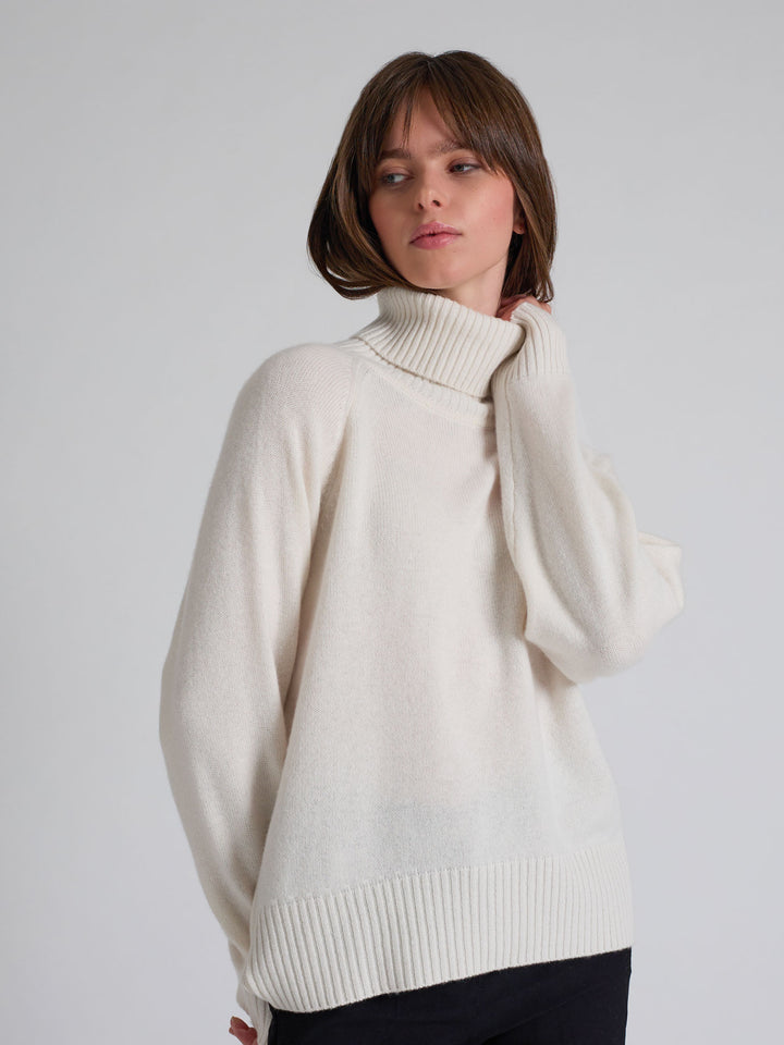 Kashmina høyhalset kashmirgenser "Milano" i 100% ren kashmirull. Norsk design fra Kashmina. Farge: Hvit.
