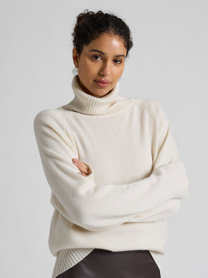 Høyhalset kashmirgenser "Milano" i 100% ren cashmere. Norsk design fra Kashmina. Farge: Hvit.