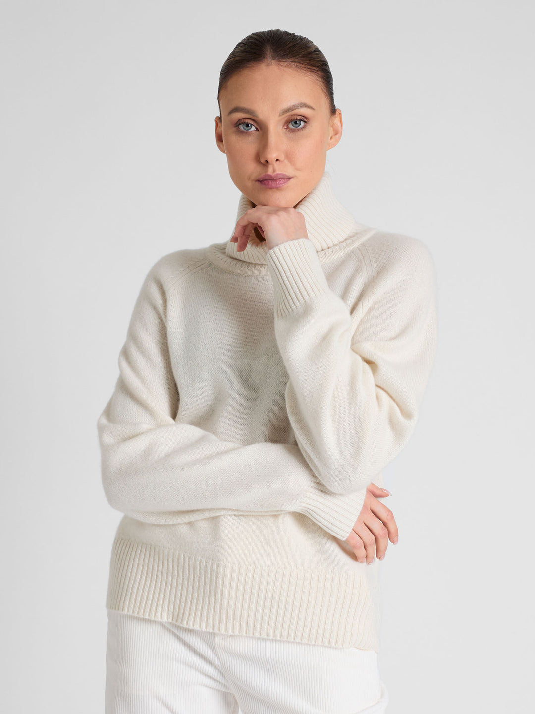 Kashmina høyhalset kashmirgenser "Milano" i 100% ren kashmirull. Norsk design fra Kashmina. Farge: Hvit.