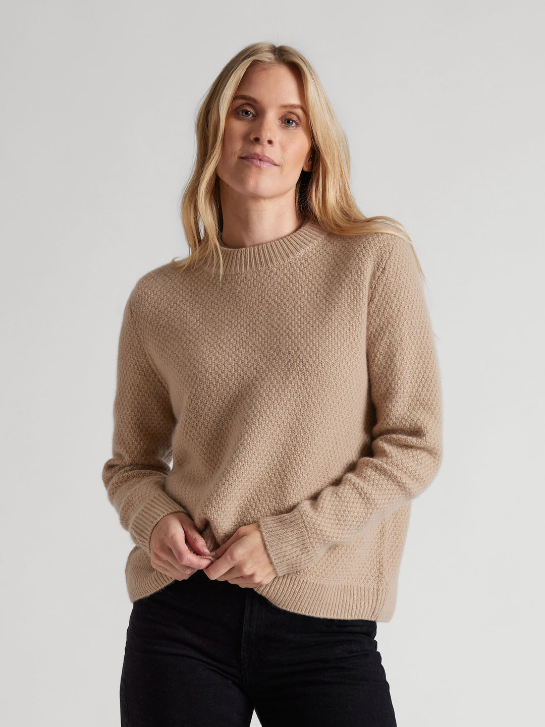 Perlestrikket kashmirgenser "Pearl" i 100% kasjmir. Norsk design fra Kashmina. Farge: Sand.
