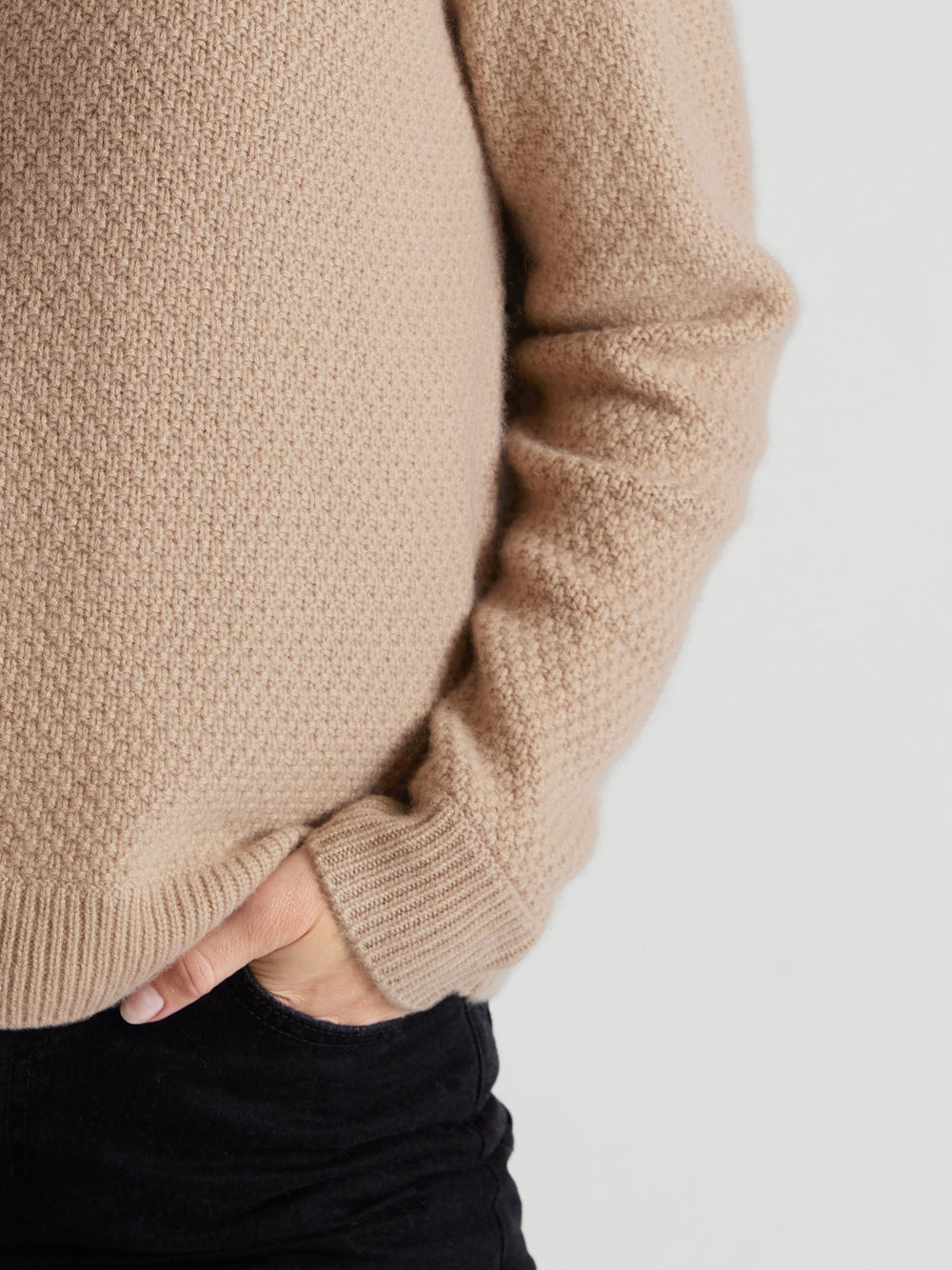 Perlestrikket kashmirgenser "Pearl" i 100% kasjmir. Norsk design fra Kashmina. Farge: Sand.