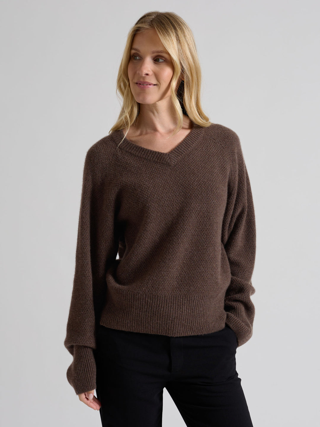 Kashmirgenseren "Selma" i 100% ren cashmere. Norsk design fra Kashmina. Farge: Dark Brown.