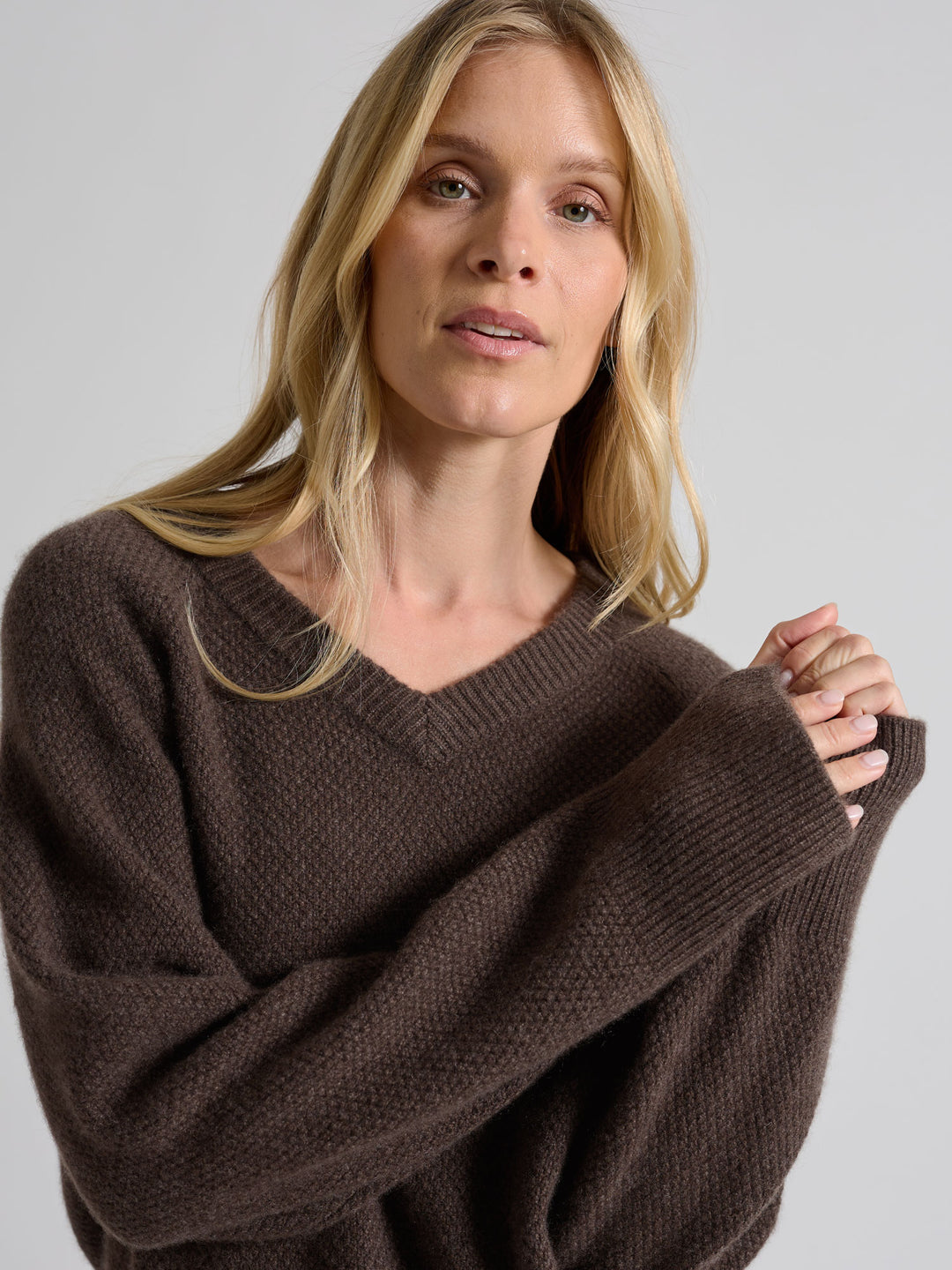 Kashmirgenseren "Selma" i 100% ren cashmere. Norsk design fra Kashmina. Farge: Dark Brown.