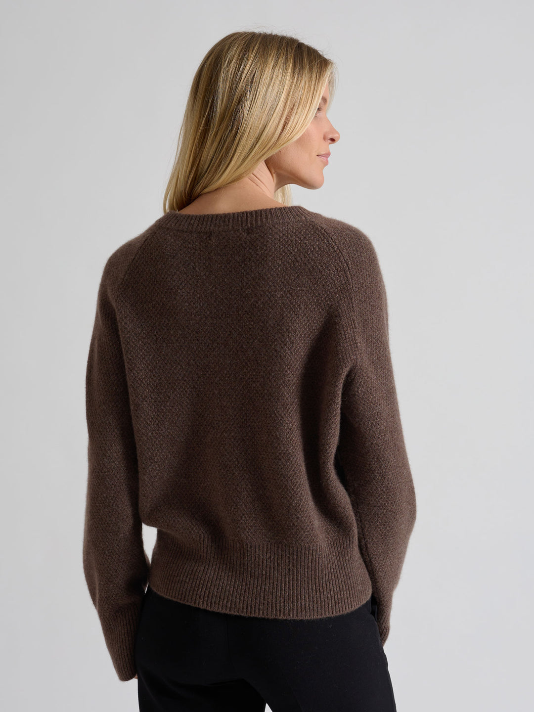 Kashmirgenseren "Selma" i 100% ren cashmere. Norsk design fra Kashmina. Farge: Dark Brown.