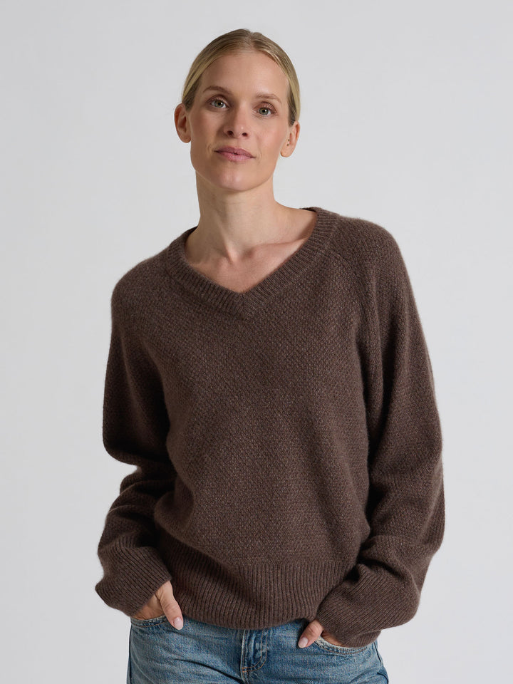 Kashmirgenseren "Selma" i 100% ren cashmere. Norsk design fra Kashmina. Farge: Dark Brown.
