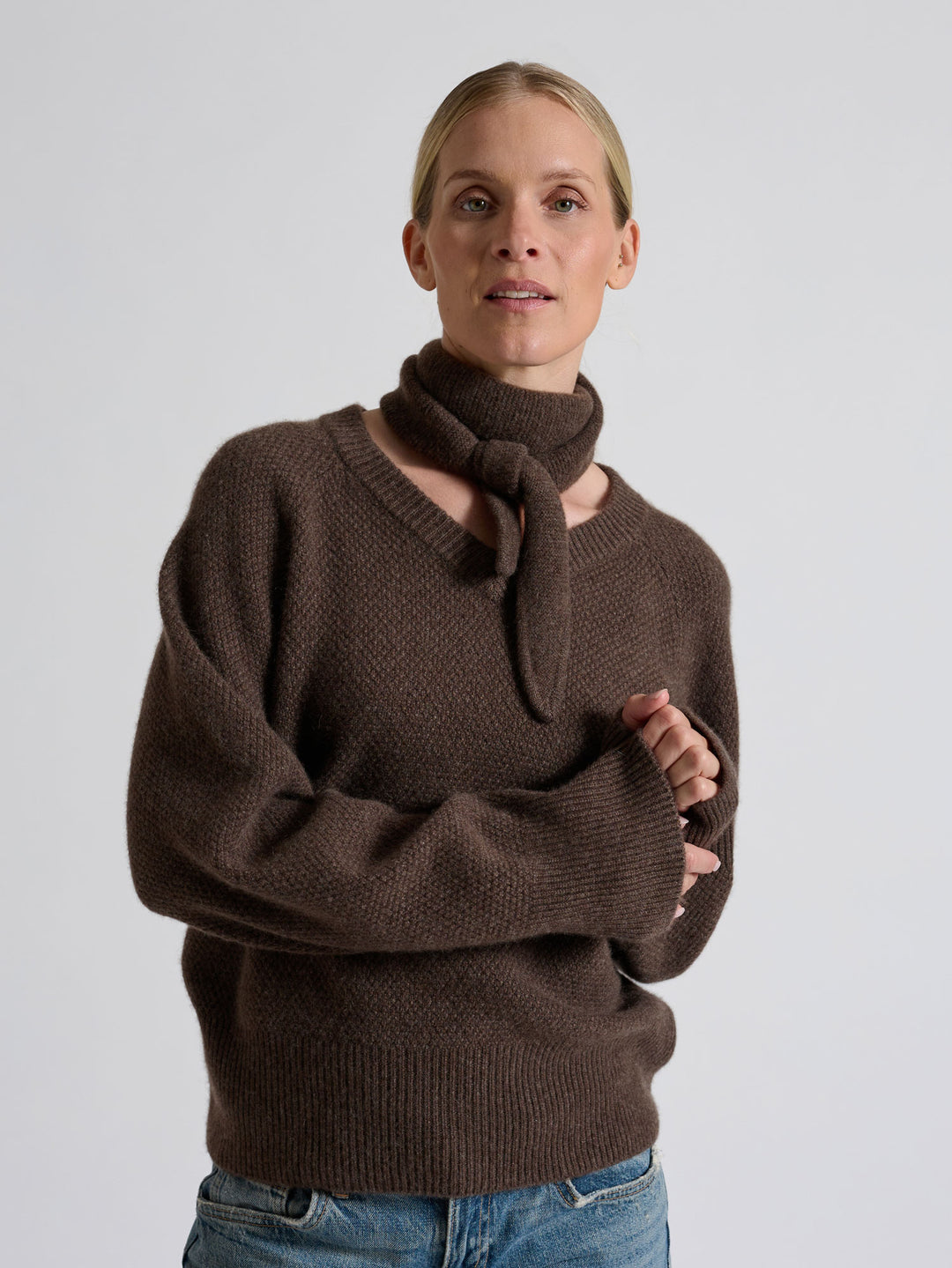 Kashmirgenseren "Selma" i 100% ren cashmere. Norsk design fra Kashmina. Farge: Dark Brown.