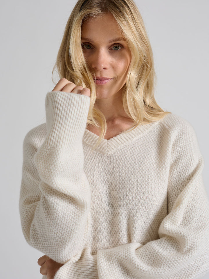 Kashmirgenseren "Selma" i 100% ren cashmere. Norsk design fra Kashmina. Farge: Hvit.