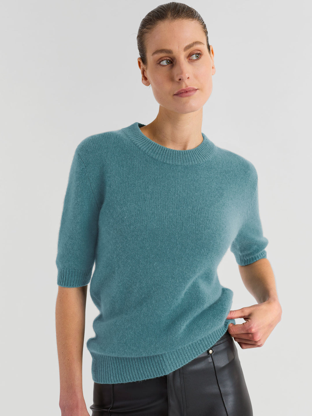 Kortermet, rundhalset kashmirgenser "Sofia" i 100% ren cashmere. Norsk design fra Kashmina. Farge: Arctic.