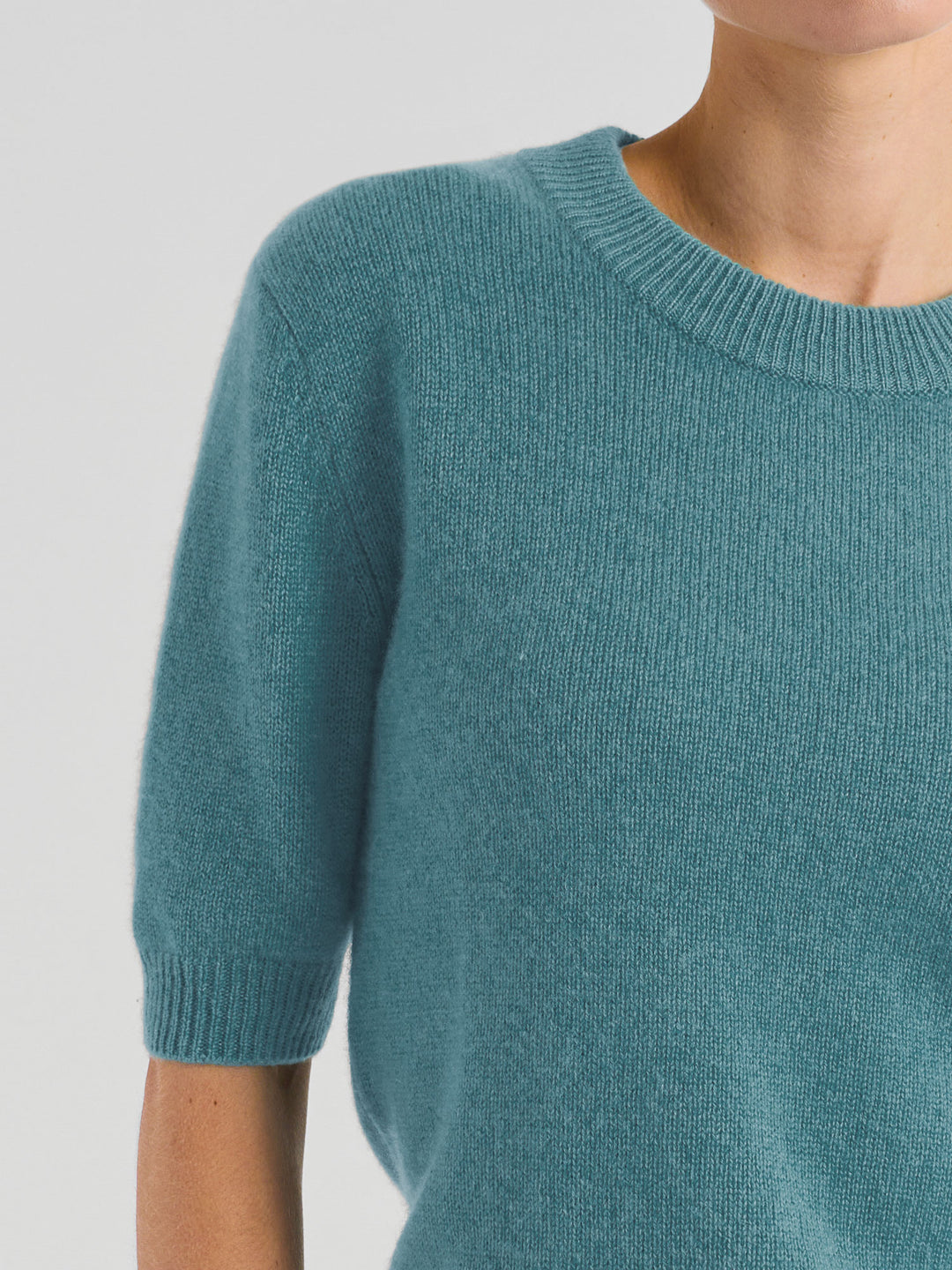 Kortermet, rundhalset kashmirgenser "Sofia" i 100% ren cashmere. Norsk design fra Kashmina. Farge: Arctic.
