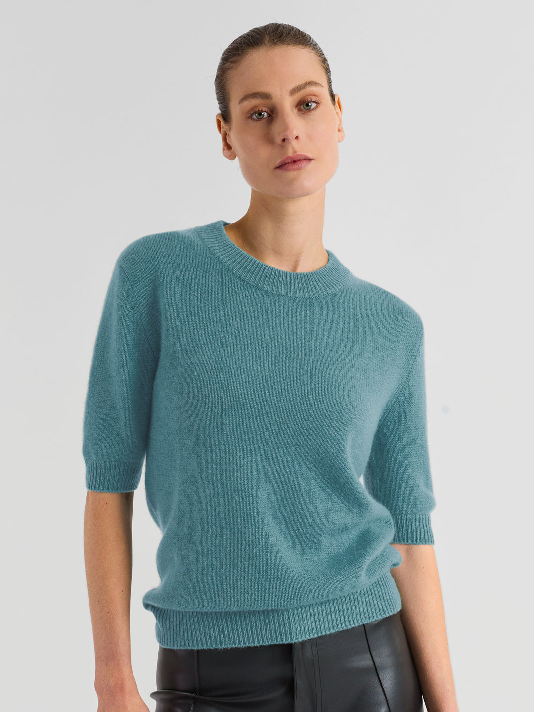 Kortermet, rundhalset kashmirgenser "Sofia" i 100% ren cashmere. Norsk design fra Kashmina. Farge: Arctic.