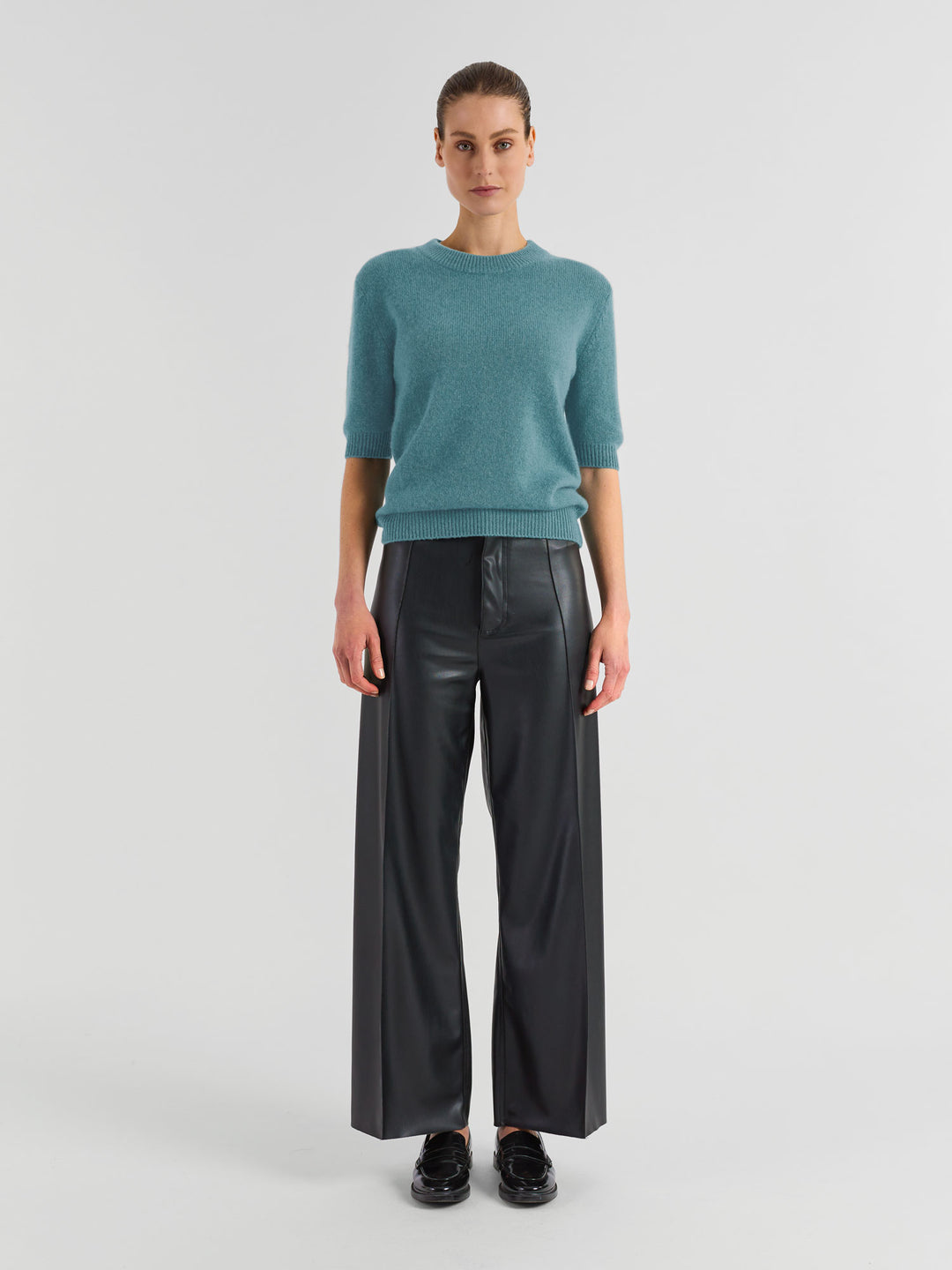 Kortermet, rundhalset kashmirgenser "Sofia" i 100% ren cashmere. Norsk design fra Kashmina. Farge: Arctic.