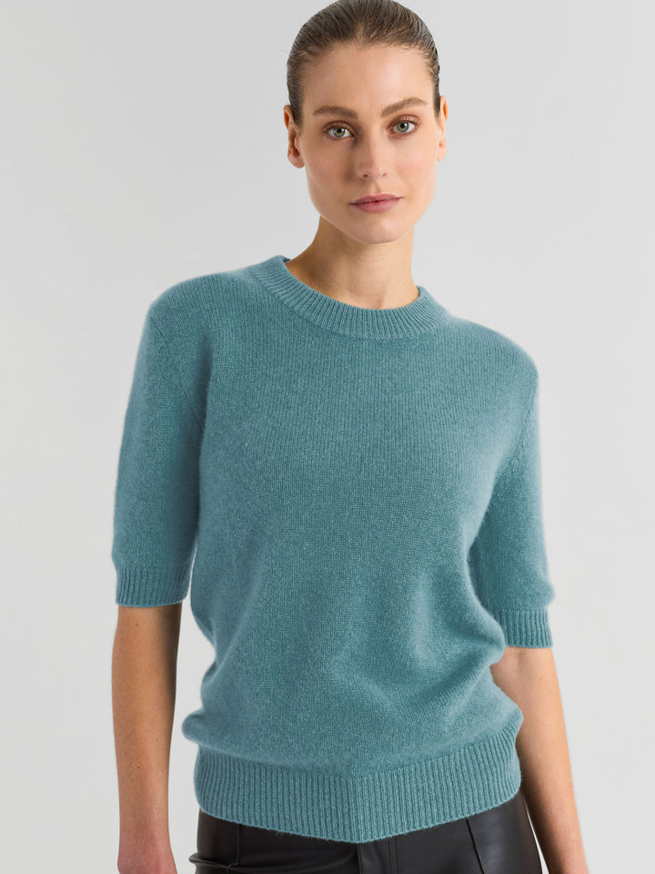 Kortermet, rundhalset kashmirgenser "Sofia" i 100% ren cashmere. Norsk design fra Kashmina. Farge: Arctic.