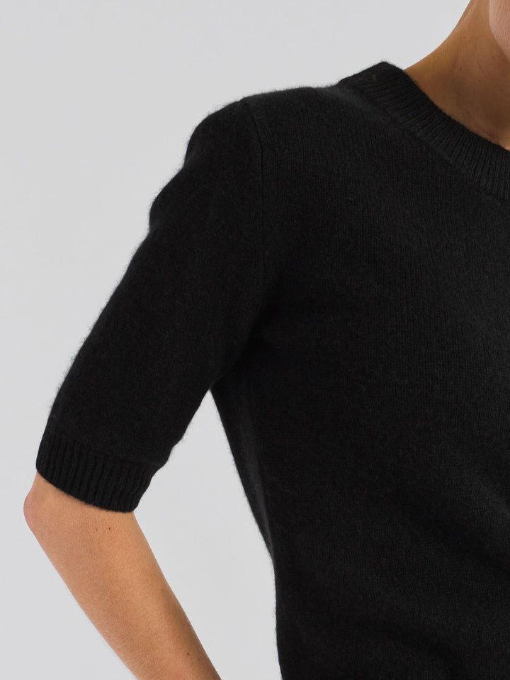 Kortermet sort klassisk kashmirgenser, norsk design i 100% ren kasjmir fra Kashmina. Farge: Sort.