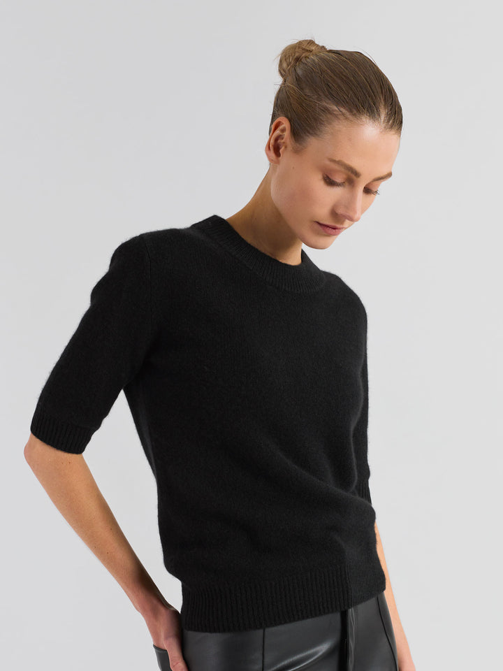 Kortermet sort klassisk kashmirgenser, norsk design i 100% ren kasjmir fra Kashmina. Farge: Sort.