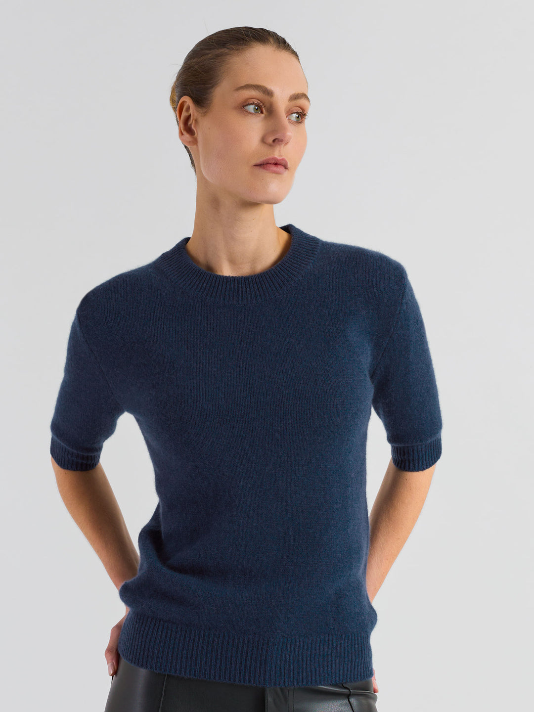 Kortermet kashmirgenser "Sofia" i 100% ren cashmere. Norsk design fra Kashmina. Farge: Mountain Bue.