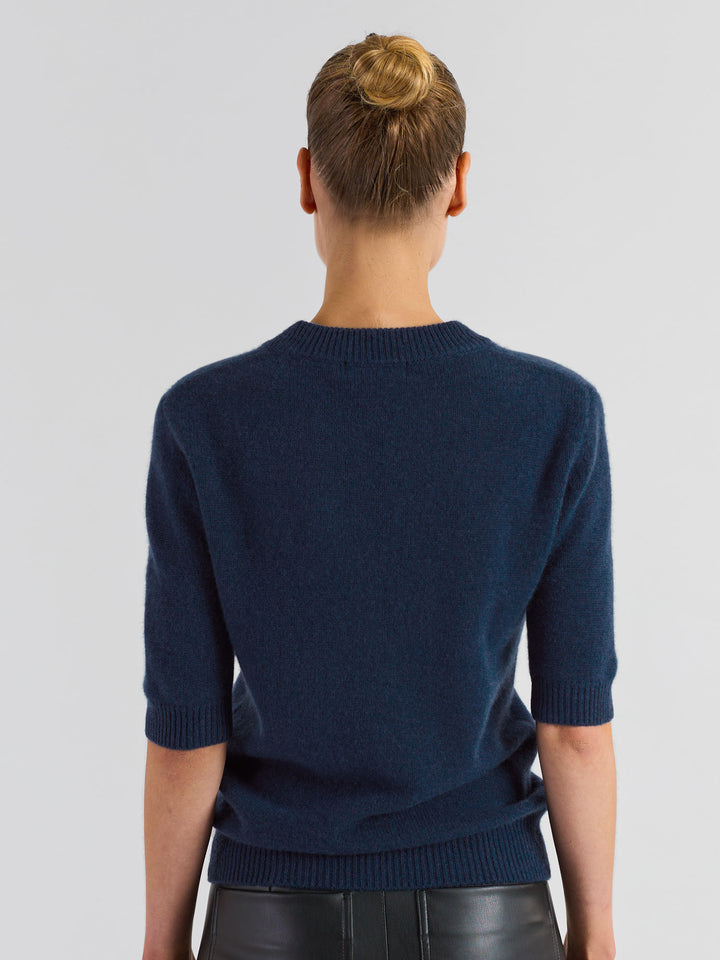 Kortermet kashmirgenser "Sofia" i 100% ren cashmere. Norsk design fra Kashmina. Farge: Mountain Bue.